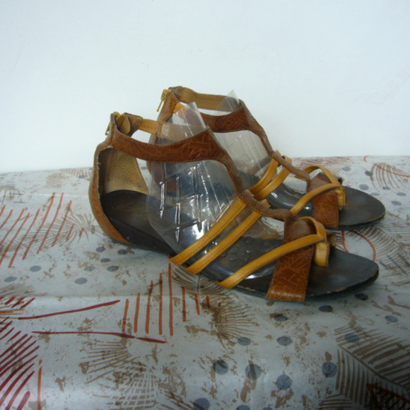 Fergie Two Tone Leather Thong Ankle Strap Sandal Flats - Size 9 Back zip Comfort - Picture 2 of 6